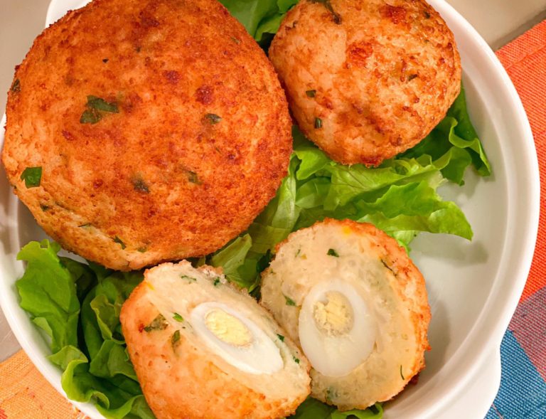 Bolinho de arroz recheado com ovo e trouxinha de ovo com presunto e queijo