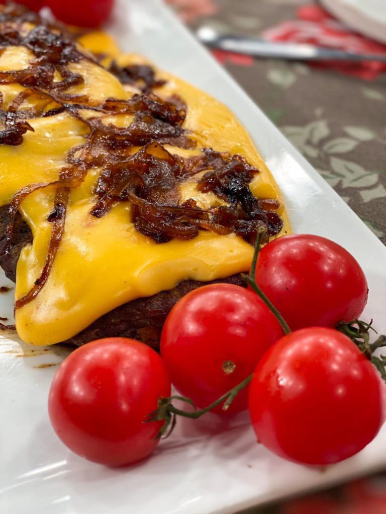 Fraldinha com creme de queijo e cebola caramelizada