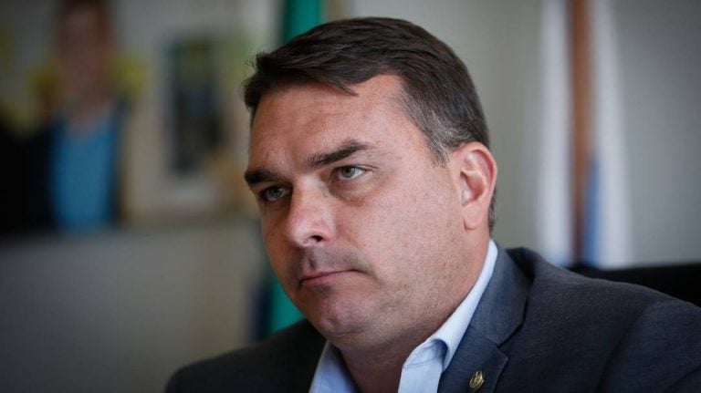Imagem de capa representando o destaque: TSE determina restabelecimento da filiação de Flávio Bolsonaro ao PL