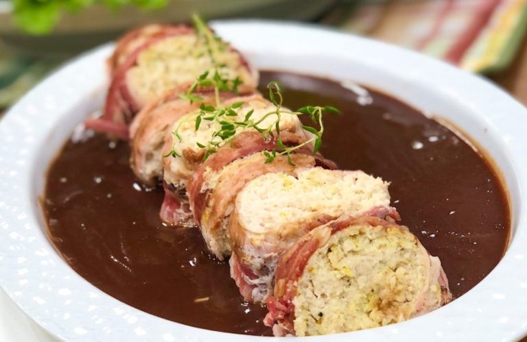 Medalhão de frango com bacon e rocambole doce