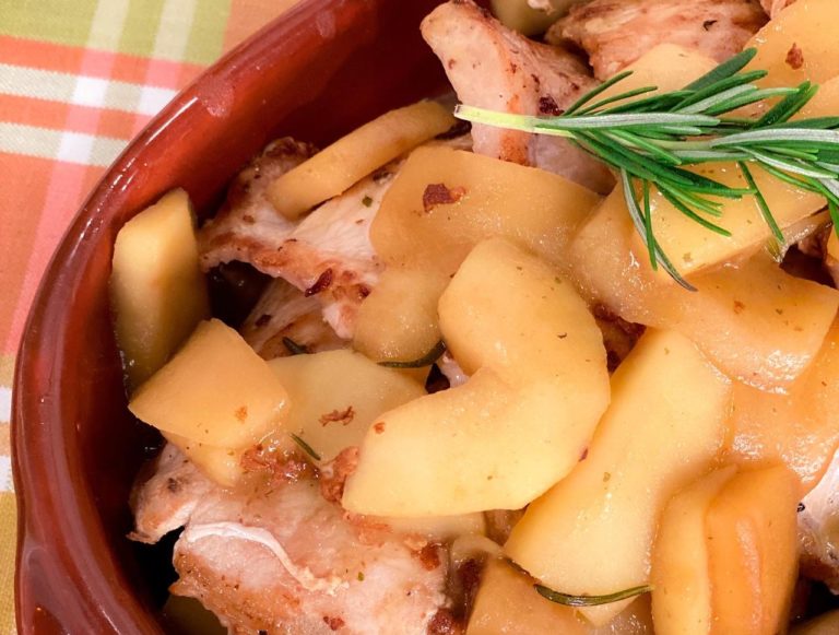 Bisteca suína com maçã e molho agridoce