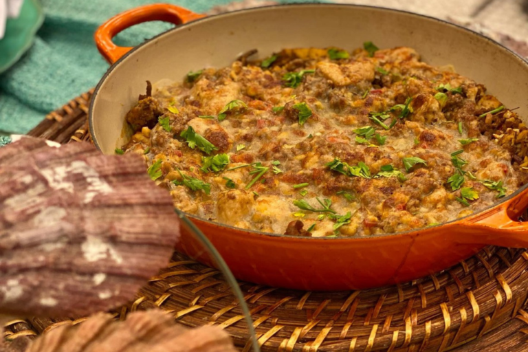 Queso Relleno: carne agridoce gratinada com frango