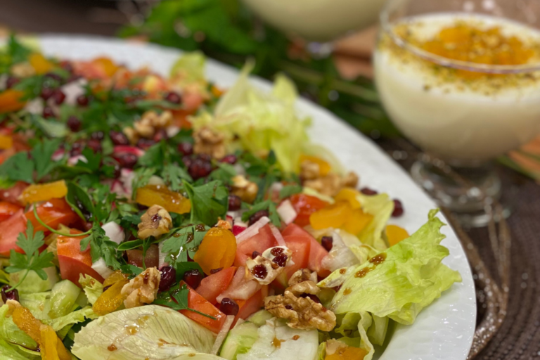 Salada fatuch e sobremesa mhalabiyeh
