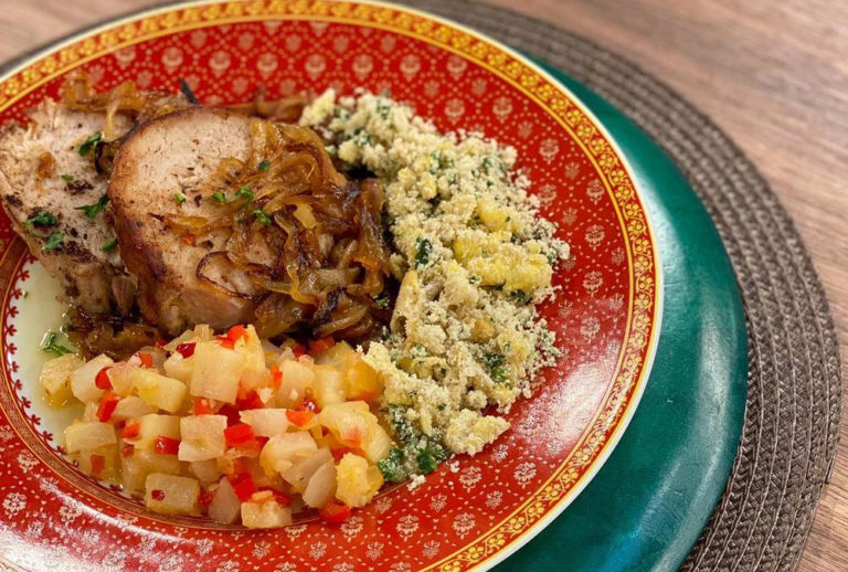 Lombo Assado com Cebola Caramelizada e Abacaxi