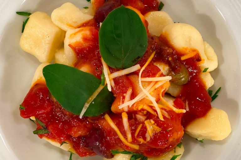 Nhoque ao molho putanesca