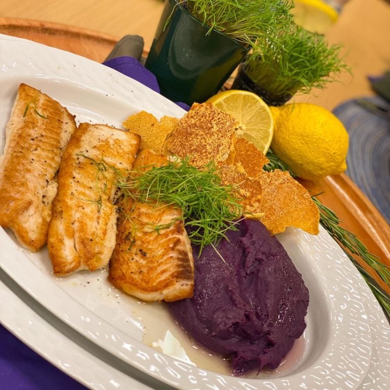 Peixe grelhado com purê de batata roxa