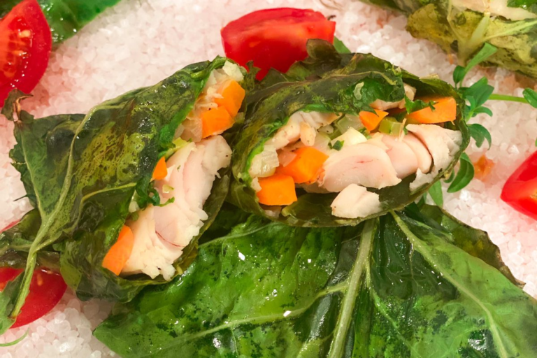 Peixe assado na folha de couve