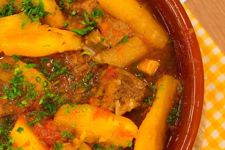 Vaca atolada com farofa de couve e bacon