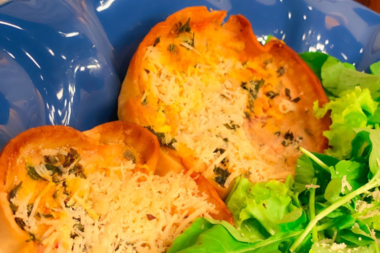 Casquinha de bacalhau e salada com grão de bico