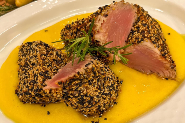 Atum em crosta de gergelim com purê de mandioquinha e wasabi