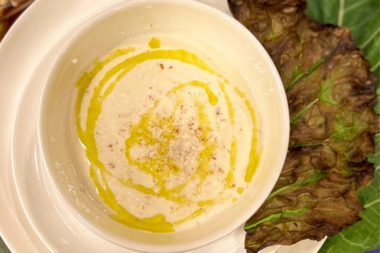 Creme de palmito com crispy de couve-manteiga