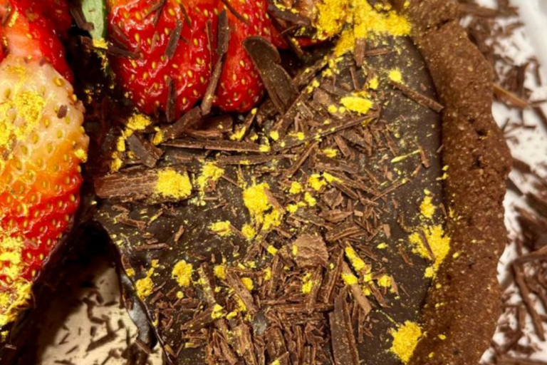 Torta trufada de farinha de aveia com cacau e morangos