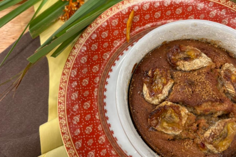 Bolo de banana com cacau e calda de chocolate vegana - Você Bonita