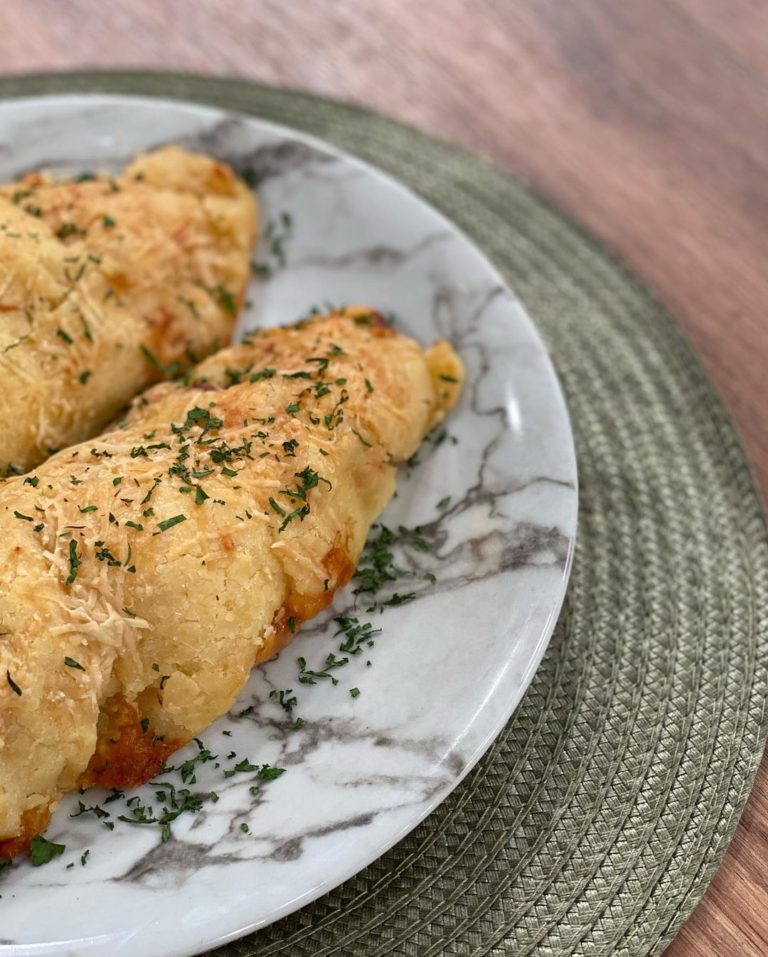 Frango recheado com crosta de pão de queijo