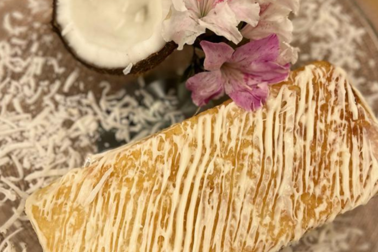 Bolo vegano de tapioca de coco com calda de leite condensado vegano