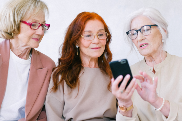 Imagem de capa representando o destaque: Idosa perde quase R$ 1 milhão em golpe por telefone