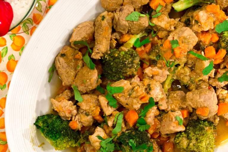 Picanha suína com curry e brócolis