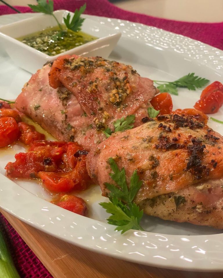 Sobrecoxa assada com gremolata de cebolinha