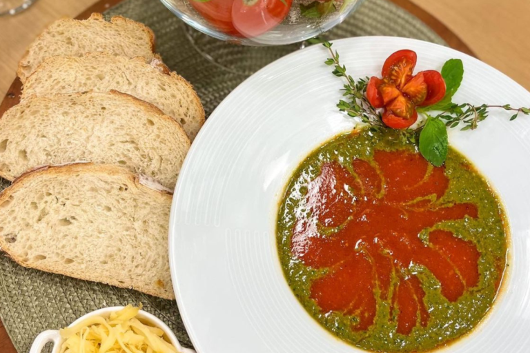 Sopa de tomate e pesto de manjericão