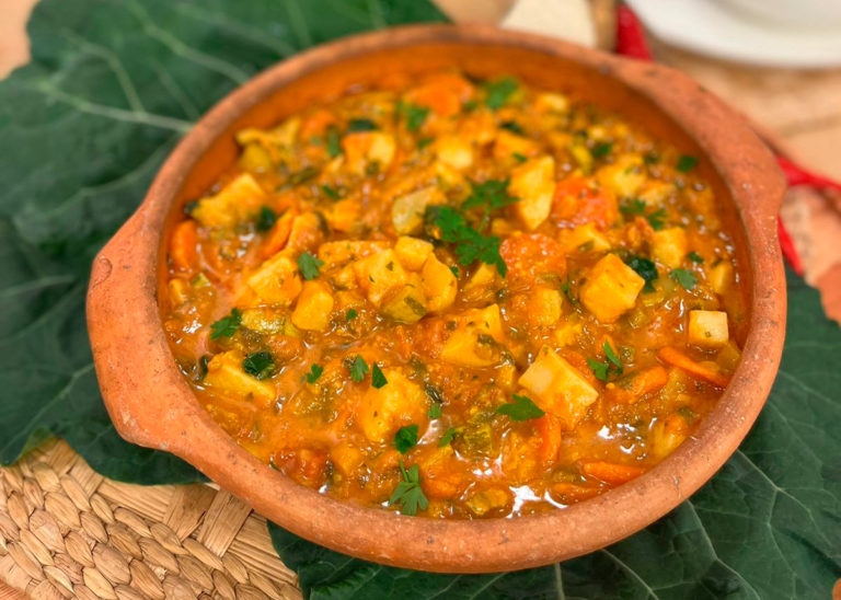 Moqueca de cará e farofa de couve