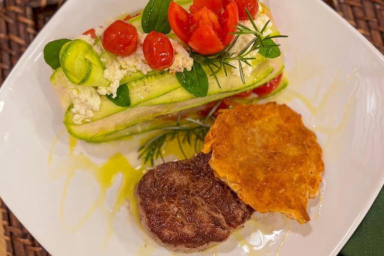 Lasanha de abobrinha e medalhão de mignon com tuile de parmesão