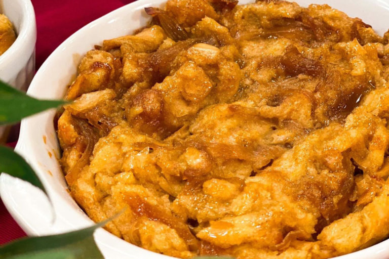 Pudim de pão salgado com cebola caramelizada