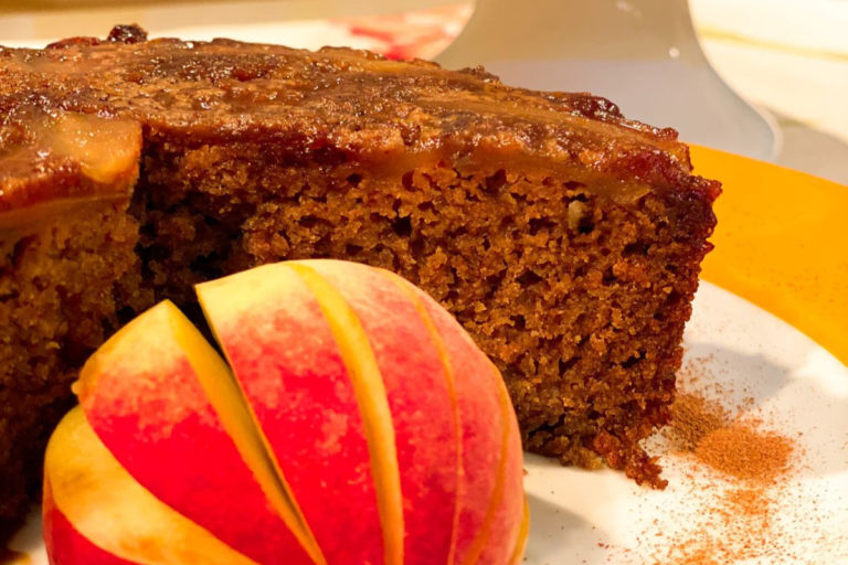 Bolo invertido de pêssego