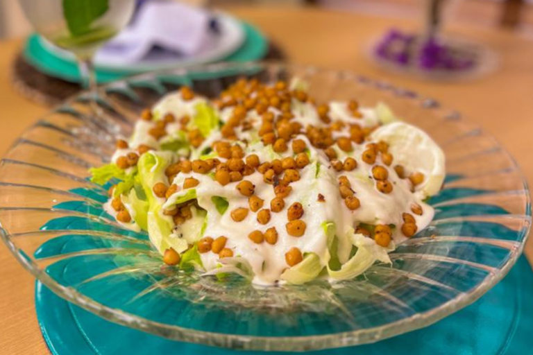 Deliciosa salada césar vegana