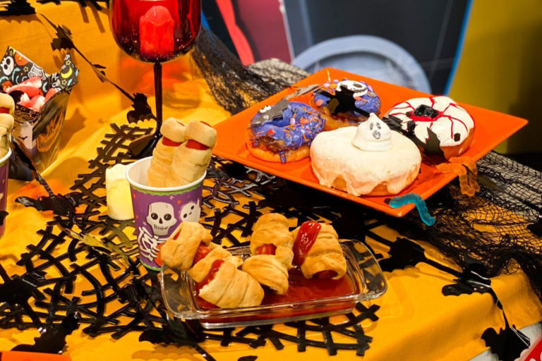 Massa 2 em 1: Enroladinho de salsicha e Donuts horripilante