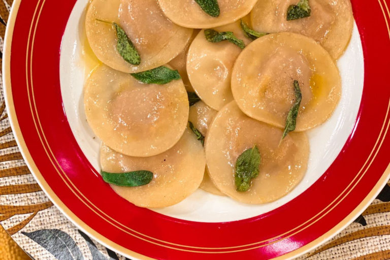Ravioli recheado de abóbora e sálvia