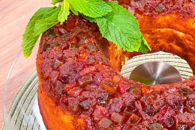 Bolo de frutas com casca de banana