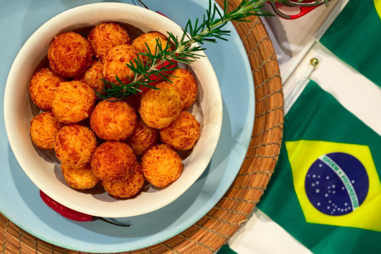 Bolinho Fio Maravilha e molho sérvio Avjar
