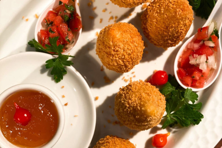 Coxinha de costelinha suína defumada