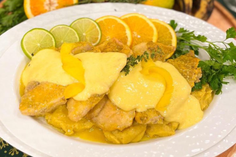 Peixe tropical com purê de banana-da-terra