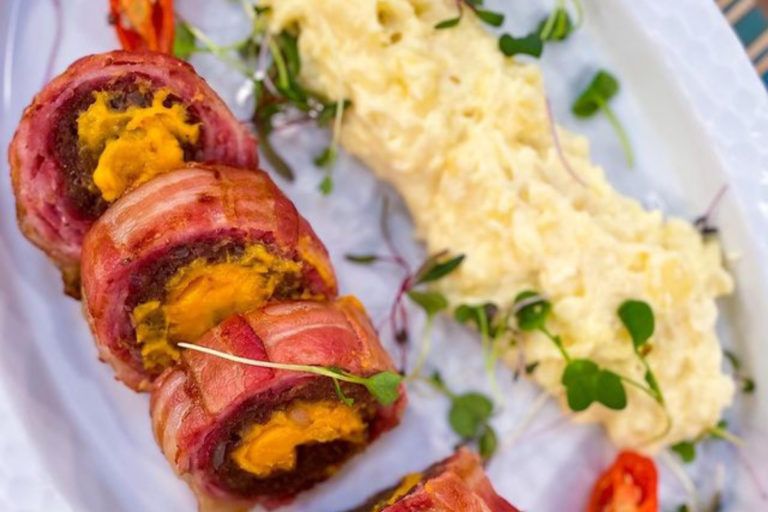 Receita saborosa de rocambole de bacon com purê