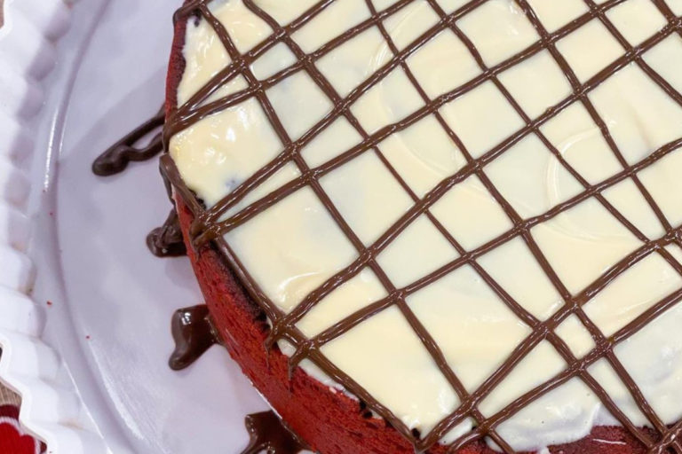 Aprenda a receita de uma deliciosa torta cookie red velvet