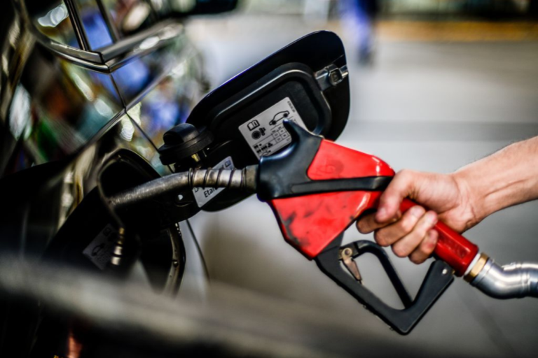 Governo anuncia medidas para conter alta dos combustíveis