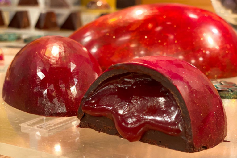 Aprenda a fazer um ovo de páscoa com casca recheada de amora