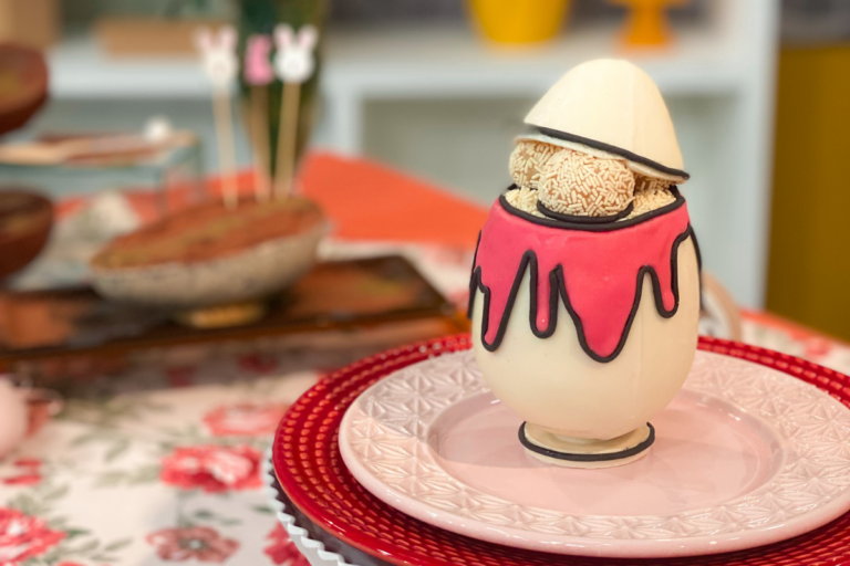 Ovo de Páscoa Cartoon recheado