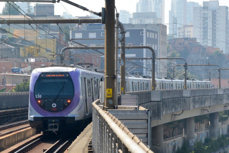 Imagem de capa representando o destaque: Falha técnica causa caos na linha 5-lilás do metrô de SP
