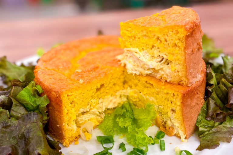 Receita deliciosa de torta de cuscuz recheada com frango
