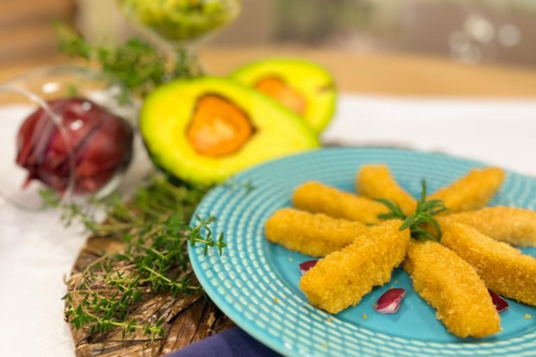 Bolinhos de peixe branco com guacamole