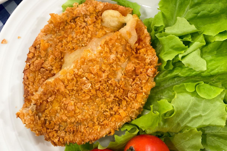 Lanche feito de pão de forma e empanado com cereal de milho