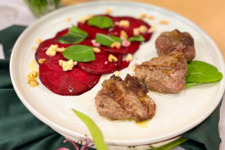 Tornedor de filé mignon e salada de beterraba com queijo gorgonzola