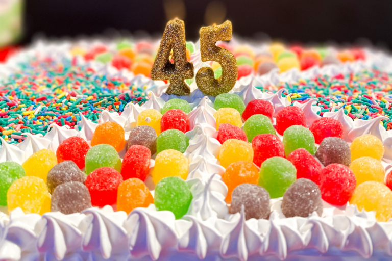 Bolo de aniversário de doce de leite com ameixa