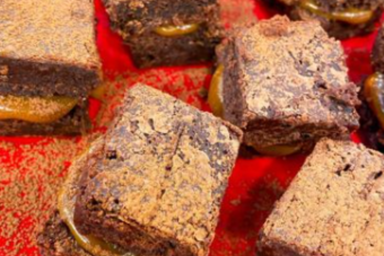 Saboroso brownie com café