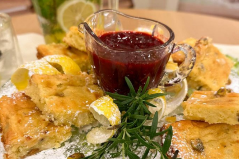 Brownie de Limão com calda de frutas