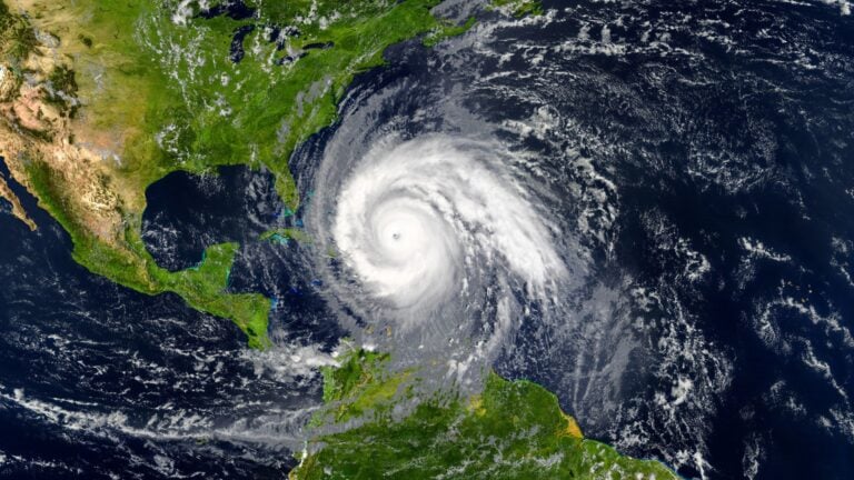 Imagem de capa representando o destaque: Defesa Civil alerta para ciclone bomba e ventos de até 100 km/h