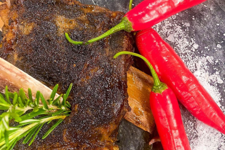 Costela assada com molho chimichurri