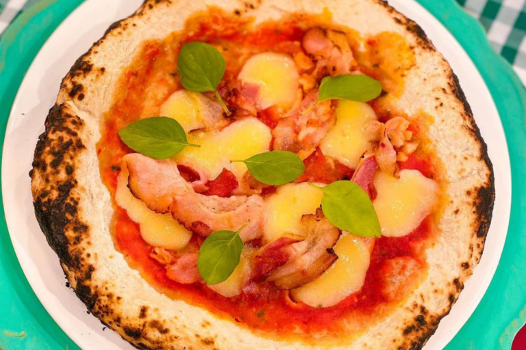 Pizzas de bacon e mortadela com limão